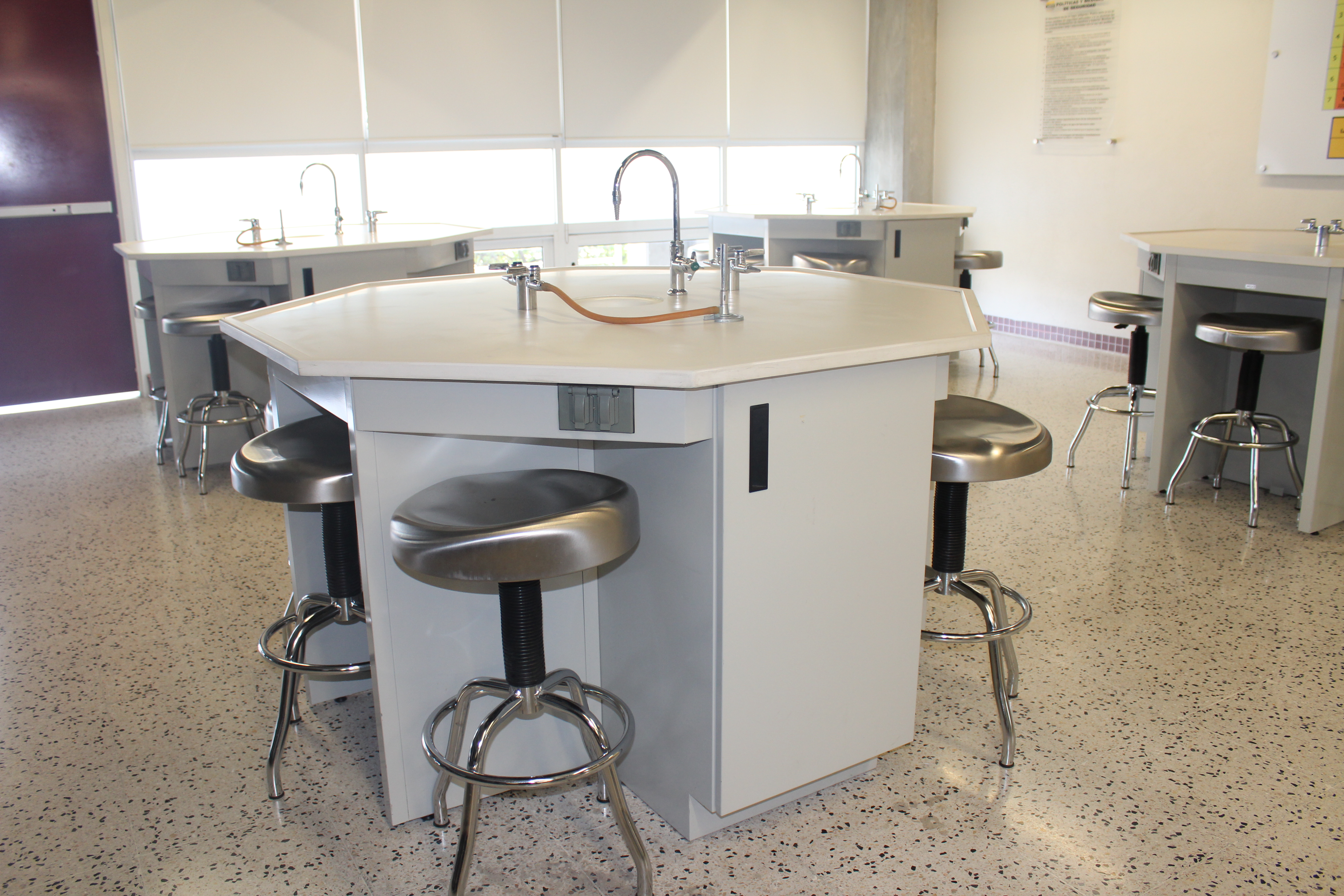 Mesa de laboratorio universitario